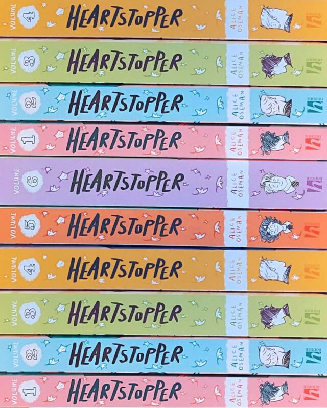 Nu har vi äntligen hela Heartstopper-serien inne på engelska igen! 🩷🩵💚💛🧡💜

Har ni sett / tänker ni se filmen Heartstopper Forever? 🍿🎥