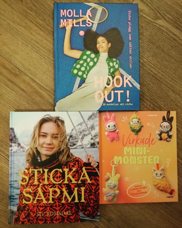 Ljuset dröjer kvar och dagarna erbjuder både sol och svalka numera. Tiden är perfekt för att påbörja säsongens garnprojekt. Vi har just fått in nya böcker på allt från sötkusliga små monster till snygga klädesplagg i olika stilar. 
Välkommen in till butiken och låt er inspireras 🐑✂📚