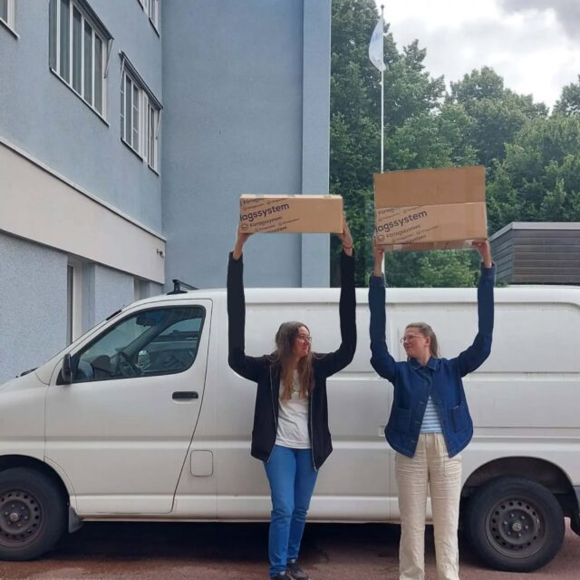 Hurra! Då var alla skolböcker 📚 utkörda för denna omgång. Under en och en halv vecka har vi (Pernilla och Sara) packat bilen och kört ut cirka 7000 kilo böcker 💪💪💪📦📦📦. Armarna känns lite längre men det är säkert inbillning 😝.
