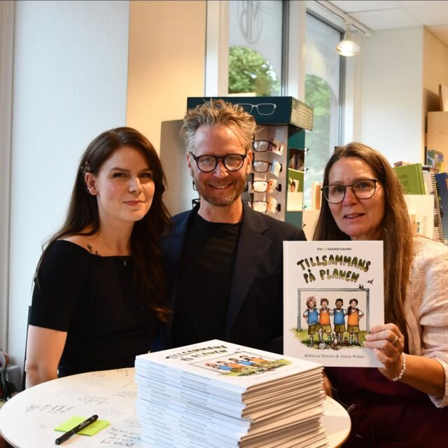 Vilken fantastisk kväll det blev i går 😍. Stort tack alla som kom och förgyllde vår kulturnatt. Extra mycket tack till @ifkmariehamnfotboll för att vi fick ha boksläppet hos oss och @renjarebecca och @wilenkonst för att ni ville komma och signera er fina bok och @ifkmariehamn och A-lagspelarna för att ni höjde stämningen och @kaj.kunnas för att du ville komma och berätta om dina böcker och tack @mossewallen för att du gjorde intervjun. TACK❣️❣️❣️❣️