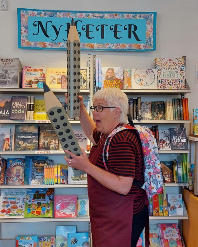 Se så glad Mia är över att ha klarat av första skolveckan! 📓✏️🖍️📚🎒

Vare sig du spenderat dina fösta dagar någonsin i skolan eller påbörjat dina sista, så har vi det mesta du kan behöva! Pennor, sudd, block, väskor och såklart BÖCKER! Kanske har du just knäckt läskoden och behöver lite lätt-att-läsa böcker!

Välkomna!! ❤