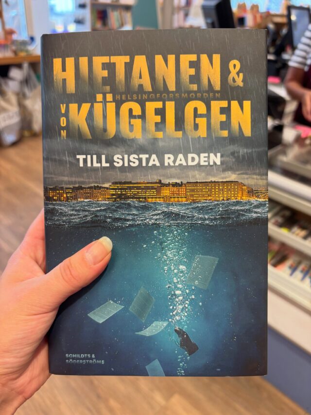 Idag vill jag tipsa om en bok som jag läste under semestern (under en dag av semestern rättare sagt…det säger väl allt😇) Till sista raden är första delen i den nya serien Helsingforsmorden, i en stil som författarna kallar ”Helsinki grey”. Det är oktober i Helsingfors, det är rivalitet i den finlandssvenska litteraturvärlden och det är en avdankad hockeyspelare som sadlat om till polis. Boken börjar med ett mord under Helsingfors bokmässa, need I say more! Läs den 🤩
Trevlig helg allesammans 🥰 //Sara