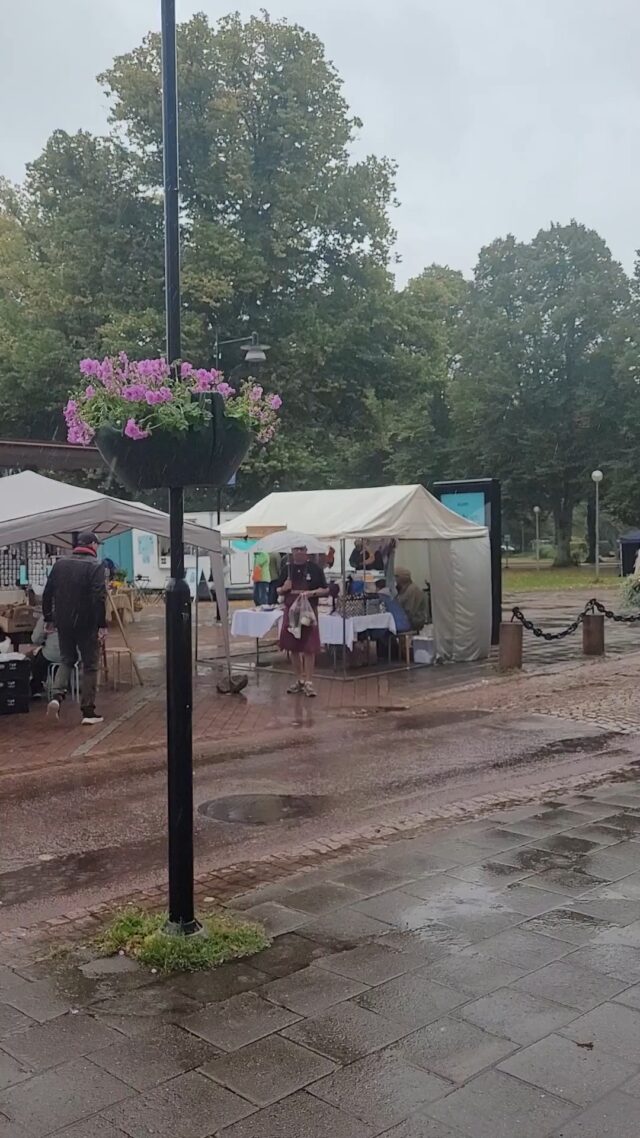 En stor eloge till alla tappra försäljare och föreningar som visar upp sig på torget idag! Men det finns ju ställen med tak också, som även har paraplyer kvar, än så länge... ☔

Öppet till klockan 16, efter det hejar vi på alla som deltar i prideparaden! 
❤️🧡💛💚💙💜
