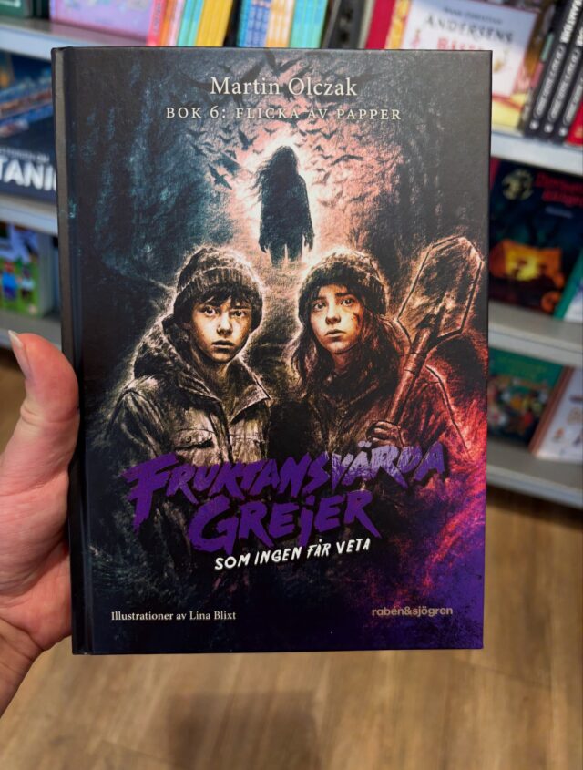 Då var det officiellt höst! Vi har lite mysryslig läsning för slukaråldern på nyhetshyllan. Det finns bland annat kapitelböcker som bjuder på både mystik och spänning, ett par nervkittlande faktaböcker, men också en grafisk rysare! Varmt välkomna!! 🍁