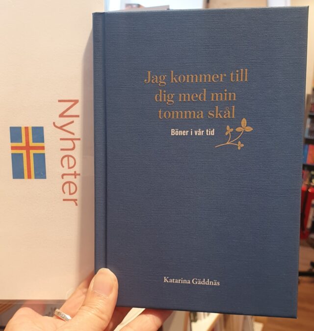 Nytt till ålandshyllan 😍 🇦🇽 🙏Katarina Gäddnäs har skrivit en bönbok med tanke på kyrkoårets dagar, varje bön följs av en bibeltext med anknytning till den aktuella helgdagen.  Jag kommer till dig med min tomma skål -Böner i vår tid kostar 29,50.
