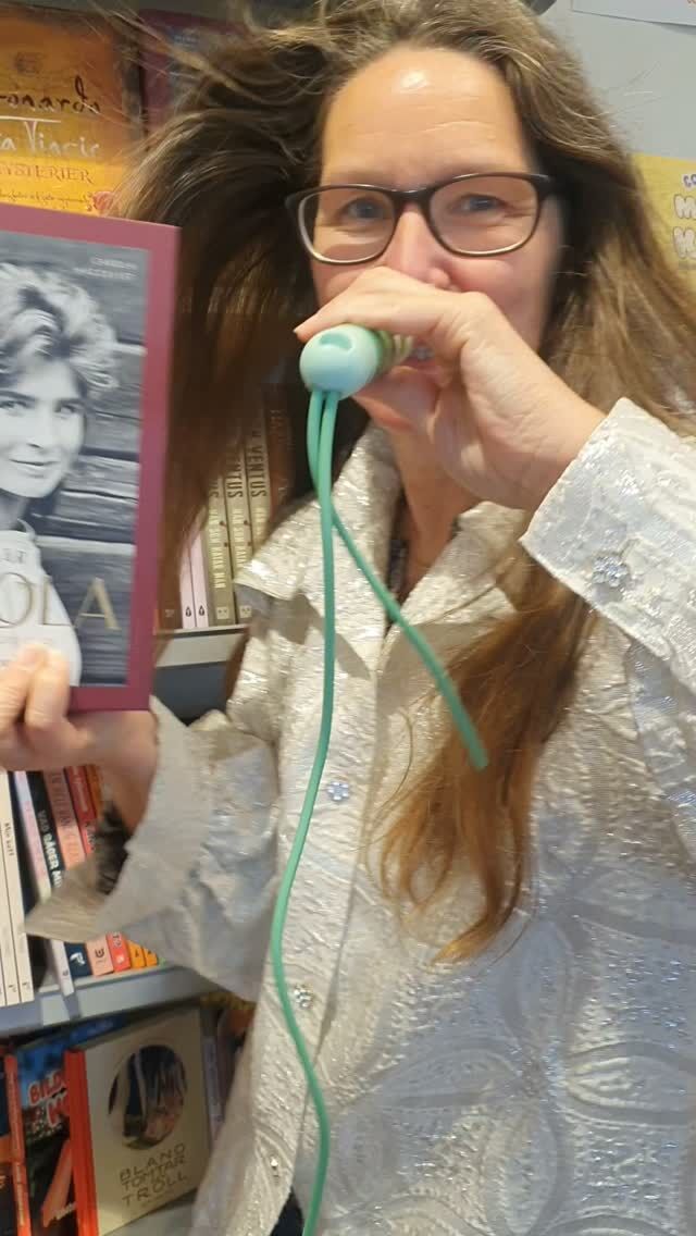 Stort grattis till @carolaofficiell som både fyller 60 år och kommer ut med en självbiografi idag. Hipp hipp HURRA för dig idag, stort grattis önskar alla vi vi på @mariehamnsbokhandel ❣️🎂💐 

@bokforlagetforum
