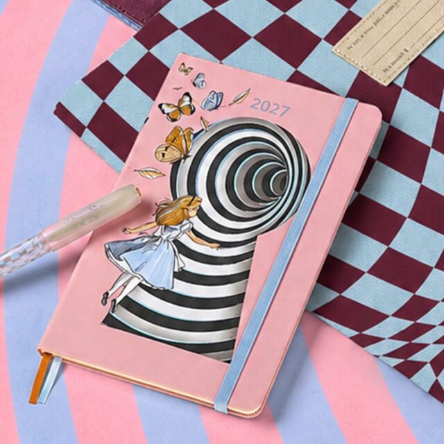 Hör upp! Vill du ha en Moleskine-kalender eller kanske en specifik anteckningsbok från dem? Hör av dig så lägger vi med den i vår beställning som går iväg på fredag ✍️ och har ni sett vilka fina för 2027 med Alice i Underlandet och Sagan om ringen?! 🤩