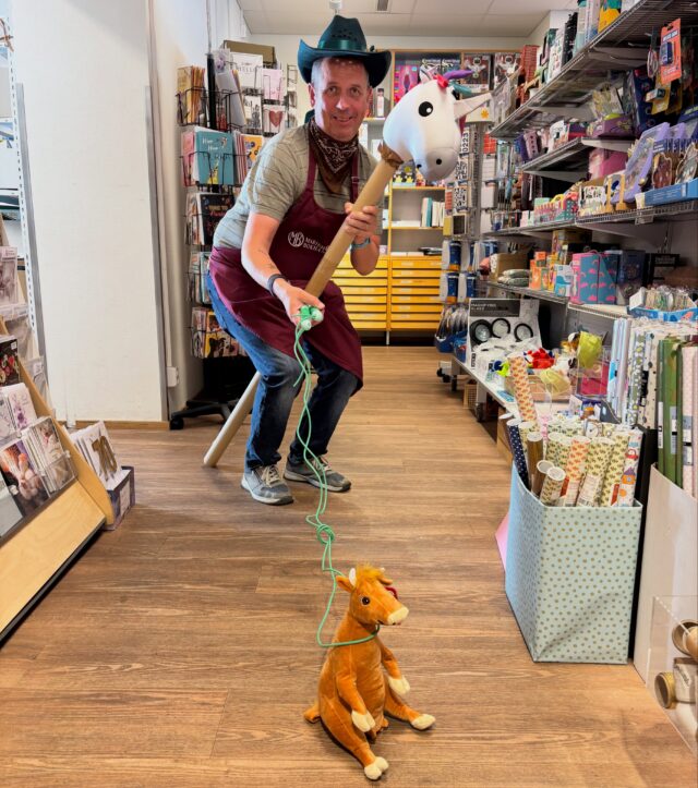 Man måste ju komma i stämning fast man jobbar under skördefest-helgen! 👩‍🌾

Robbe har övat sig på kohantering, så från och med nu kan ni kalla honom Robbe the Adult. 

Ses i bokhandeln när ni tröttnat på alla gårdar 🥰🥰