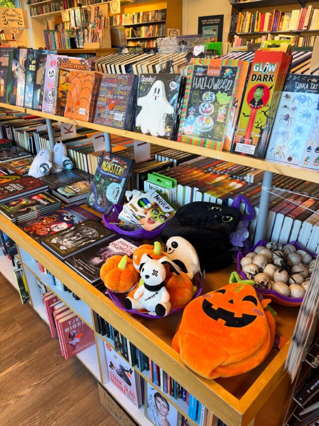 Halloween närmar sig och vi har plockat fram lite smått och gott inför firandet 🎃 Glöm inte en läskig bok för att komma i stämning, vi har dem för alla åldrar 👻
