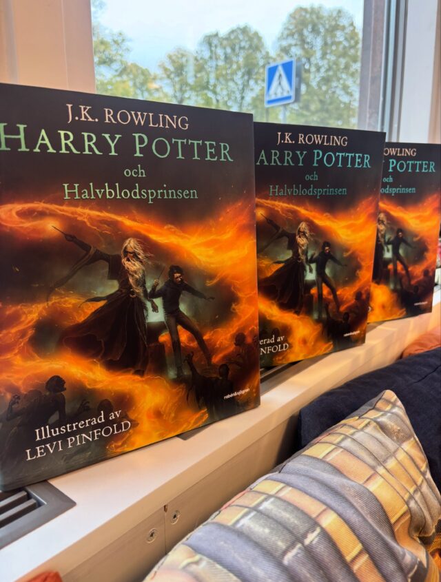 Nu är den äntligen här! Harry Potter och Halvblodsprinsen, denna gång illustrerad av Levi Pinfold. Han är definitivt en värdig efterträdare till Jim Kay, stilen är mörkare men också väldigt stämningsfull.