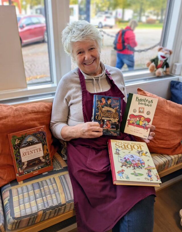 Vår kära Elspeth är här och hjälper oss nu när delar av kollegorna är på kurs. Hon är en riktig fena på barn och ungdomsböcker så kom in och få experthjälp. 
Välkommen! 🤩🌞