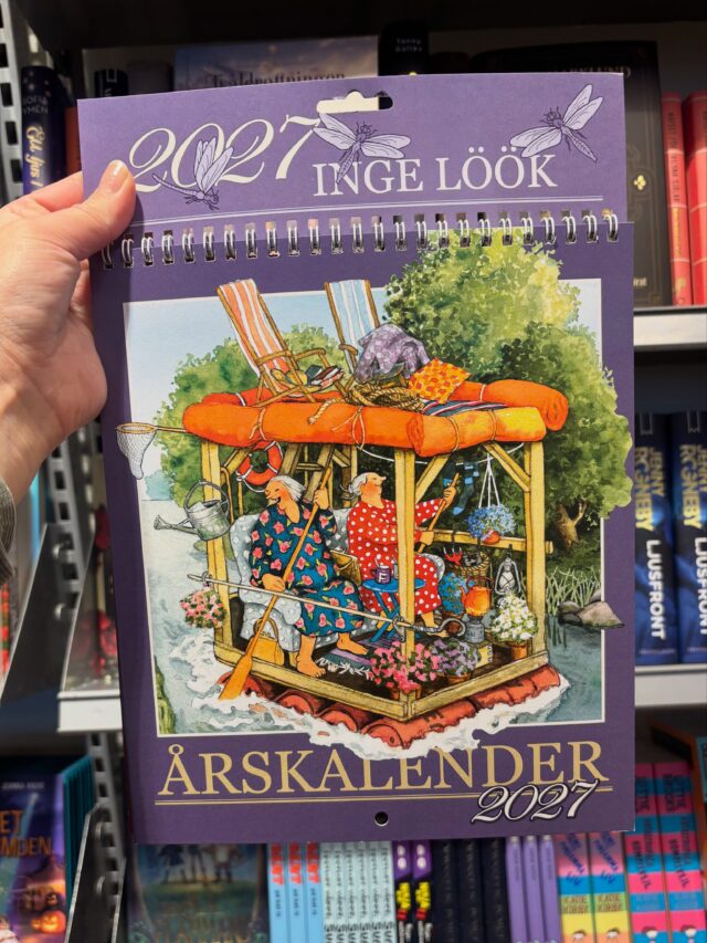 Vi har naturligtvis tagit in Inge Lööks kalender för 2027, och den är precis lika ljuvlig som vanligt! 📅