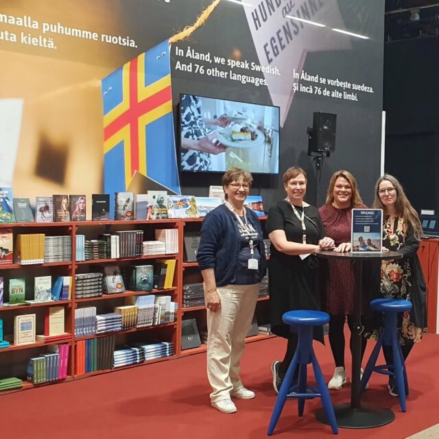 Pernilla hälsar från @visit_aland monter på Helsingfors bokmässa 📚. Hon är där och säljer åländska böcker med @annaslaslust @litteraturdagarna @silverskarislands @havsvidden @alandhotels @indigo_restaurang_bar @vikinglinealand och först på vår lilla scen  i montern är @pernillalindroos Besök @helsinginkirjamessut om ni är i huvudstaden och hälsa på henne.