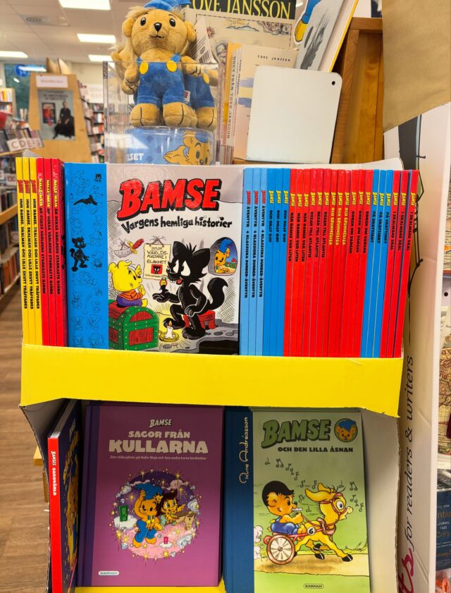 Leverans från Kärnan betyder Bamse-bonanza!
Vi har fått en massa fina nyheter, bland annat så finns Bamse nu även för de minsta att läsa🥳 kolla in de två sista bilderna där Robbe visar upp den kanske roligaste nyheten, Tittut-boken! Den kan nog framkalla många skratt, det gjorde den här för en vuxen publik åtminstone 😅🥳 Trevlig helg!! ❤️
