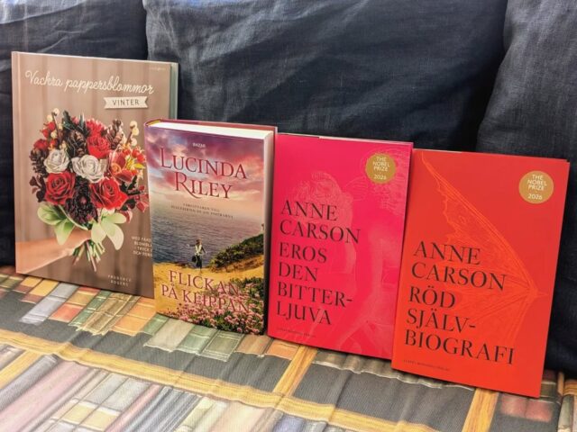 Vi packar upp nyhet efter nyhet.😍
Lucinda Rileys " Flickan på klippan" är efterlängtad av många. 
Nobelpristagaren Anne Carson är också något vi har väntat på, två titlar till finns nu på nyhetshyllan.
Sista tipset för idag är en härlig pysselbok för den som vill skapa blommor.🌸
Öppet till kl 16 som vanligt, vi ses! 😊