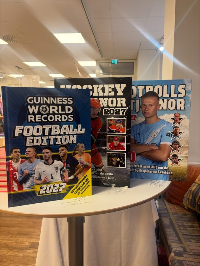 Fotboll- och hockeyfantaster, nu har er bibel för 2027 anlänt! 🏒⚽️🥅