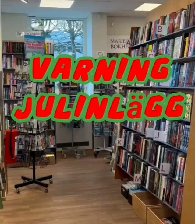⚠️ Varning⚠️ Detta är ett julkalenderinlägg❗️
Det är idag exakt 5 veckor eller 36 dagar tills första luckan I adventskalendern skall öppnas. Vi har så många fina kalendrar för både stora och små. Det finns kalendrar med böcker, pussel, spel, Svt:s julkalender och många fler. Välkommen in och titta och vill du inte se dem ännu så kan man titta åt andra hållet när man går förbi hyllan, smart eller hur❣️
